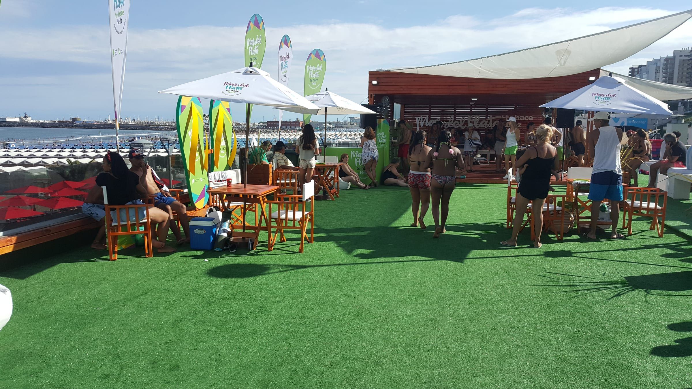 Espacio de Provincia con césped sintético y sombrillas frente al mar