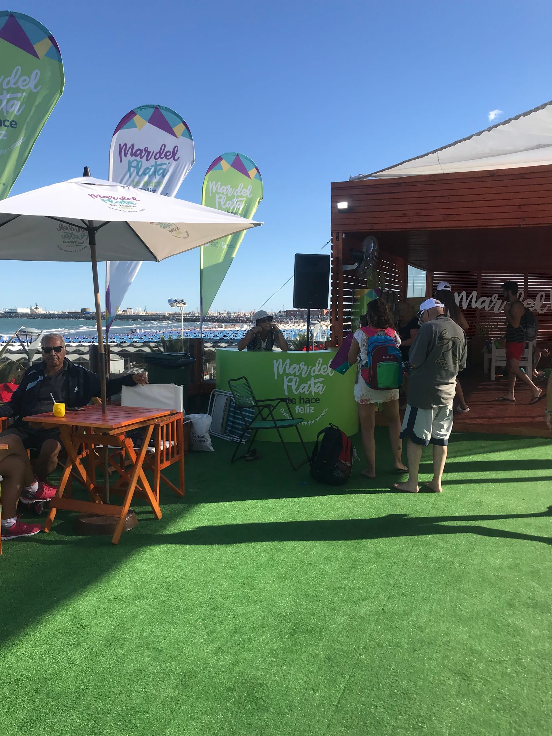 Público en el deck del espacio Mar del Plata te hace feliz