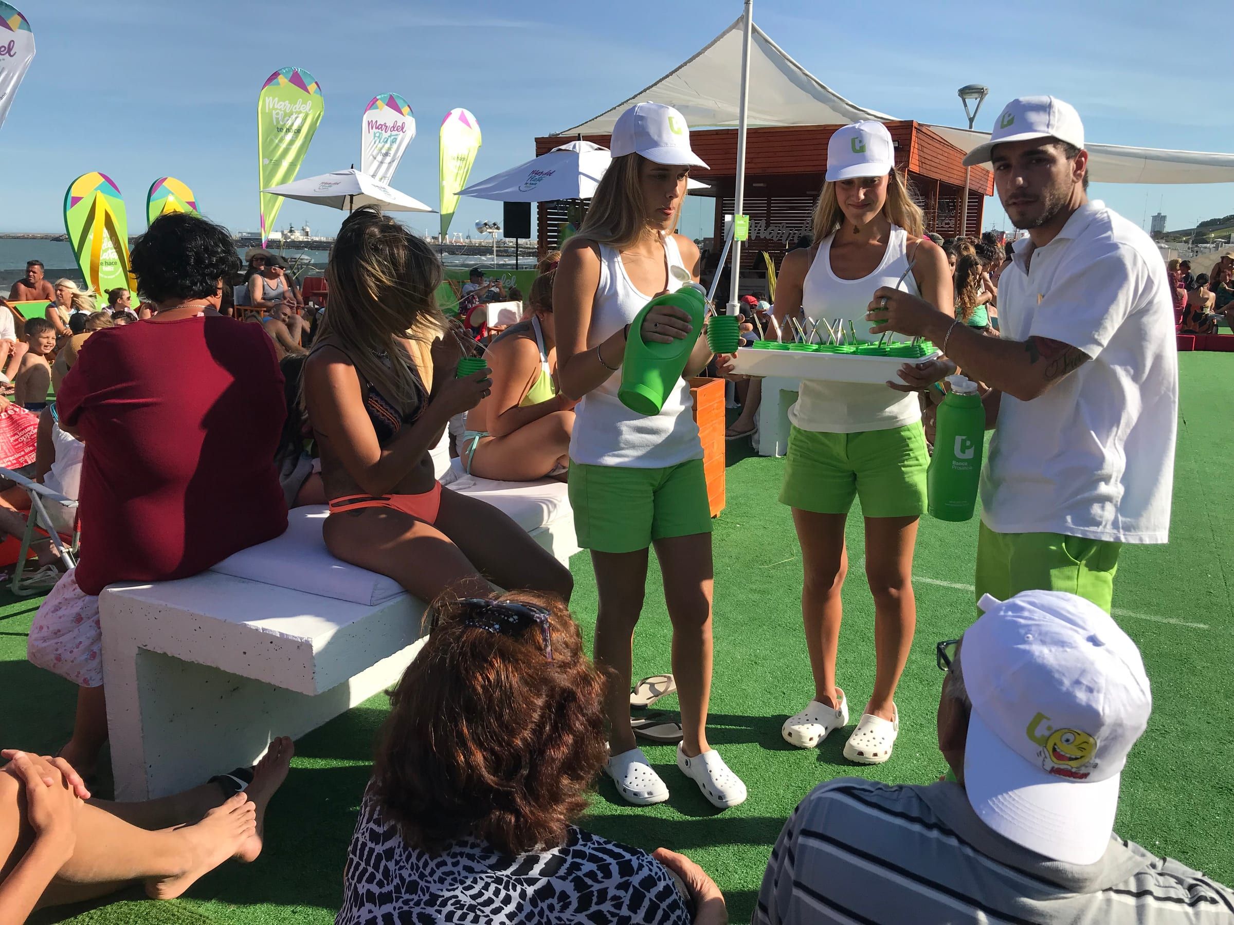 Promotores de Provincia con gorras blancas y remeras verdes