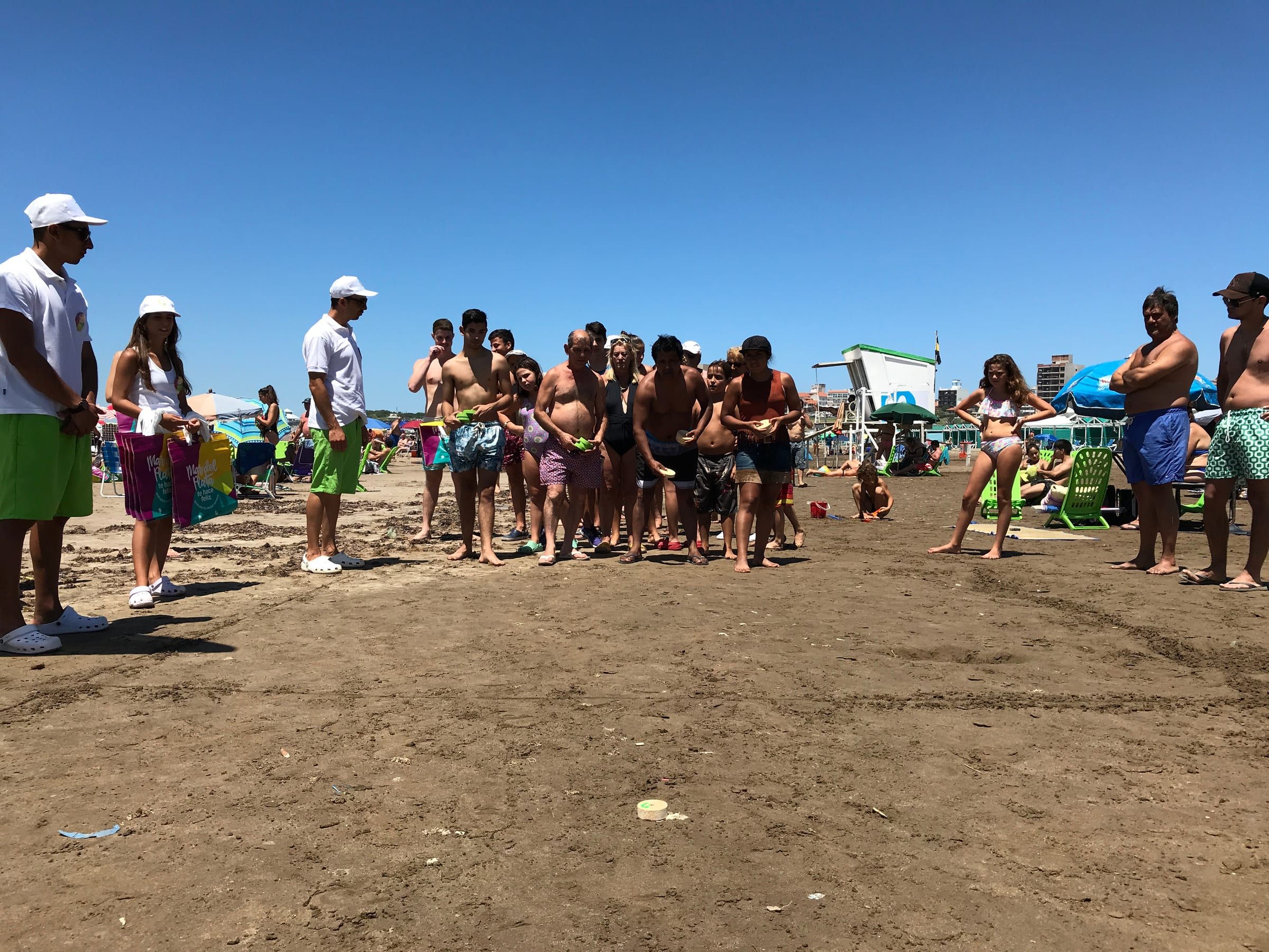 Chicos participando de los juegos de la activación en la playa