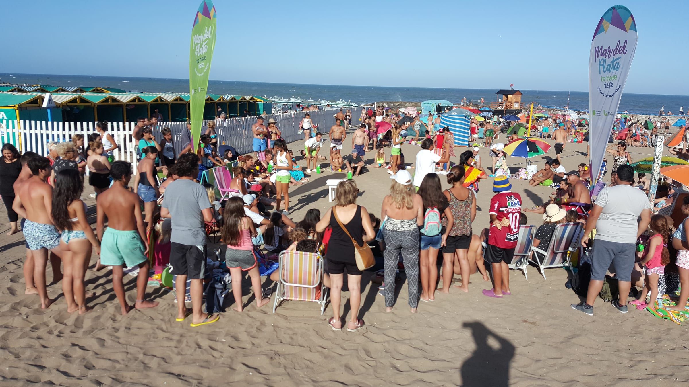 Multitud en la playa frente al espacio de la Provincia en Mar del Plata