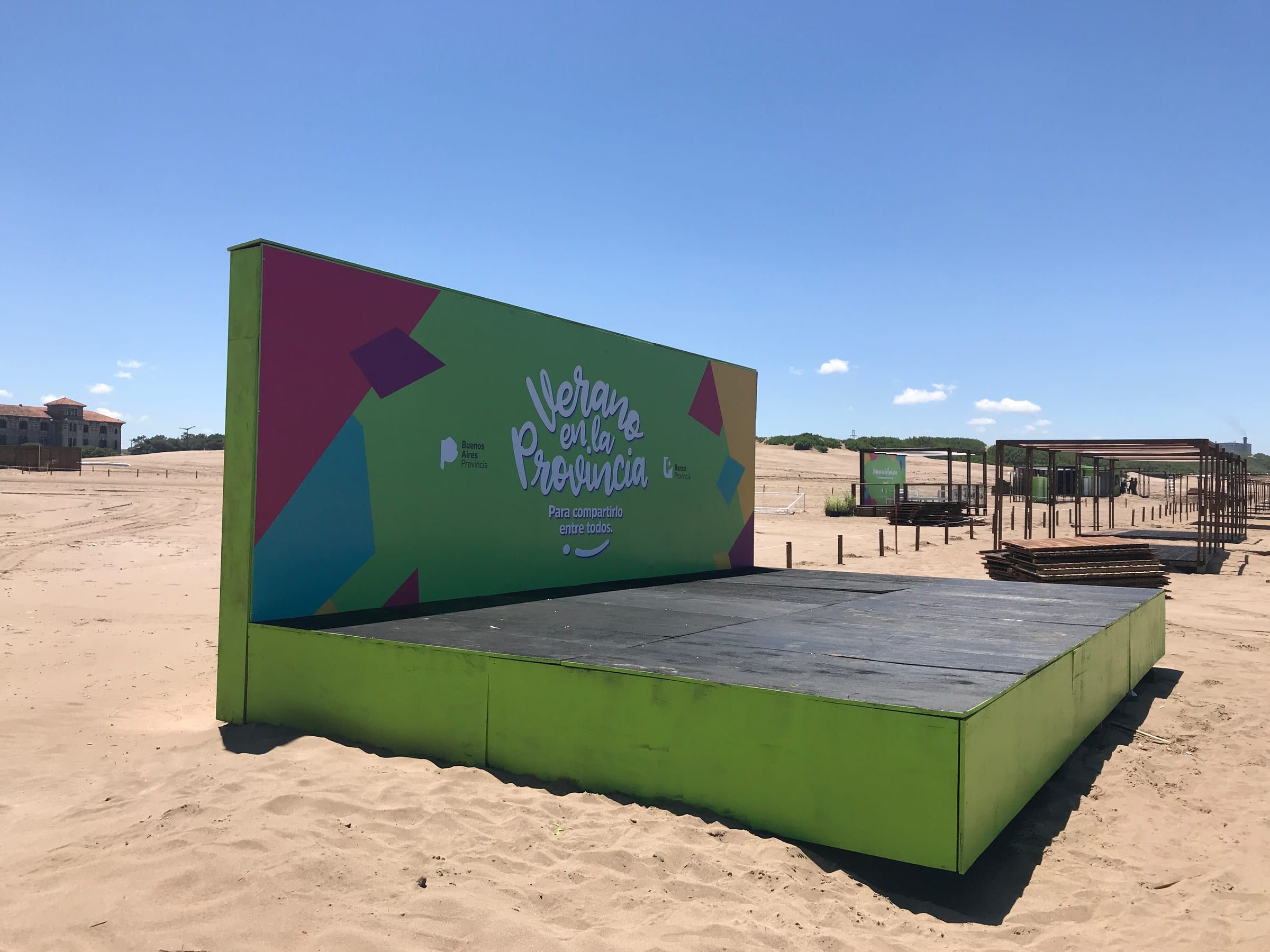 Escenario verde de Verano en la Provincia montado en la arena