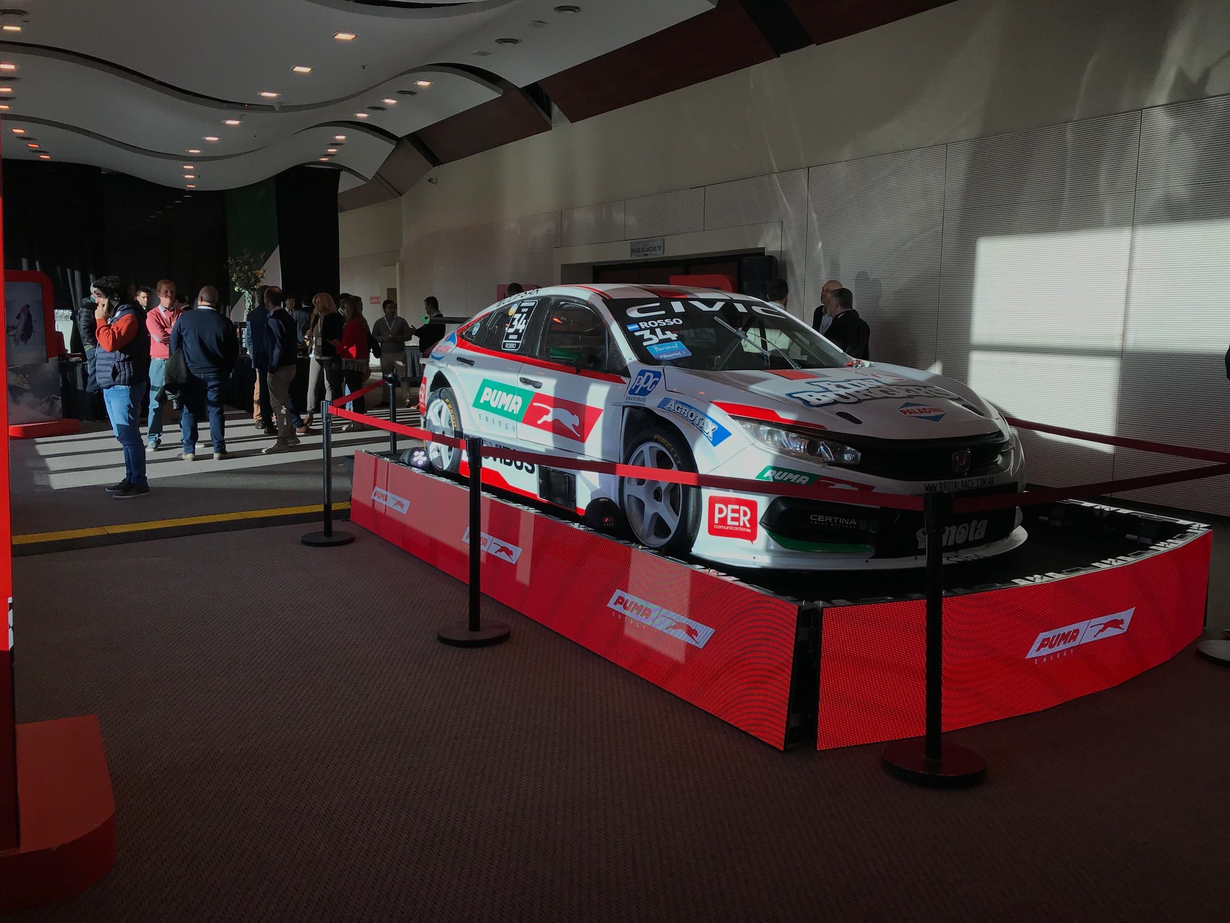 Auto de competición de Puma Energy exhibido en el ingreso de un evento