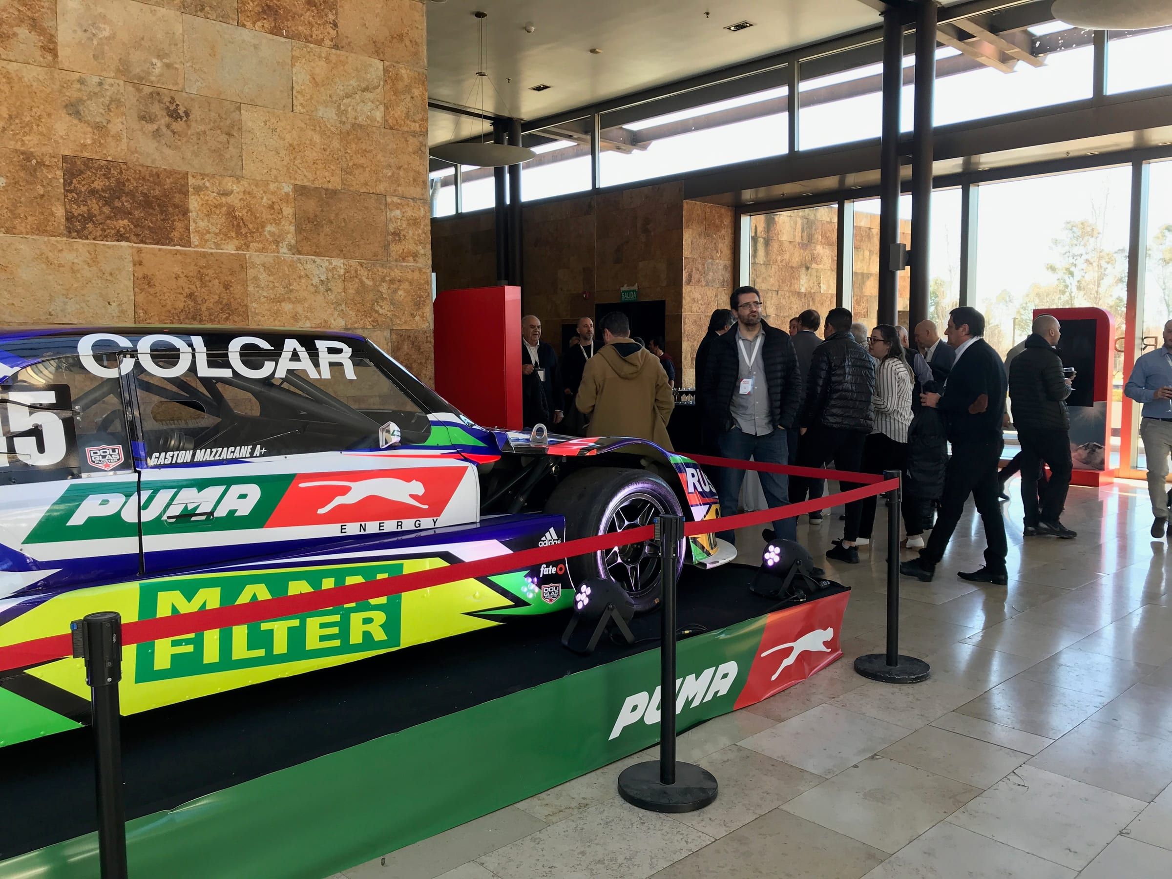 Auto del Puma Rally Team en el lobby del hotel durante el lanzamiento