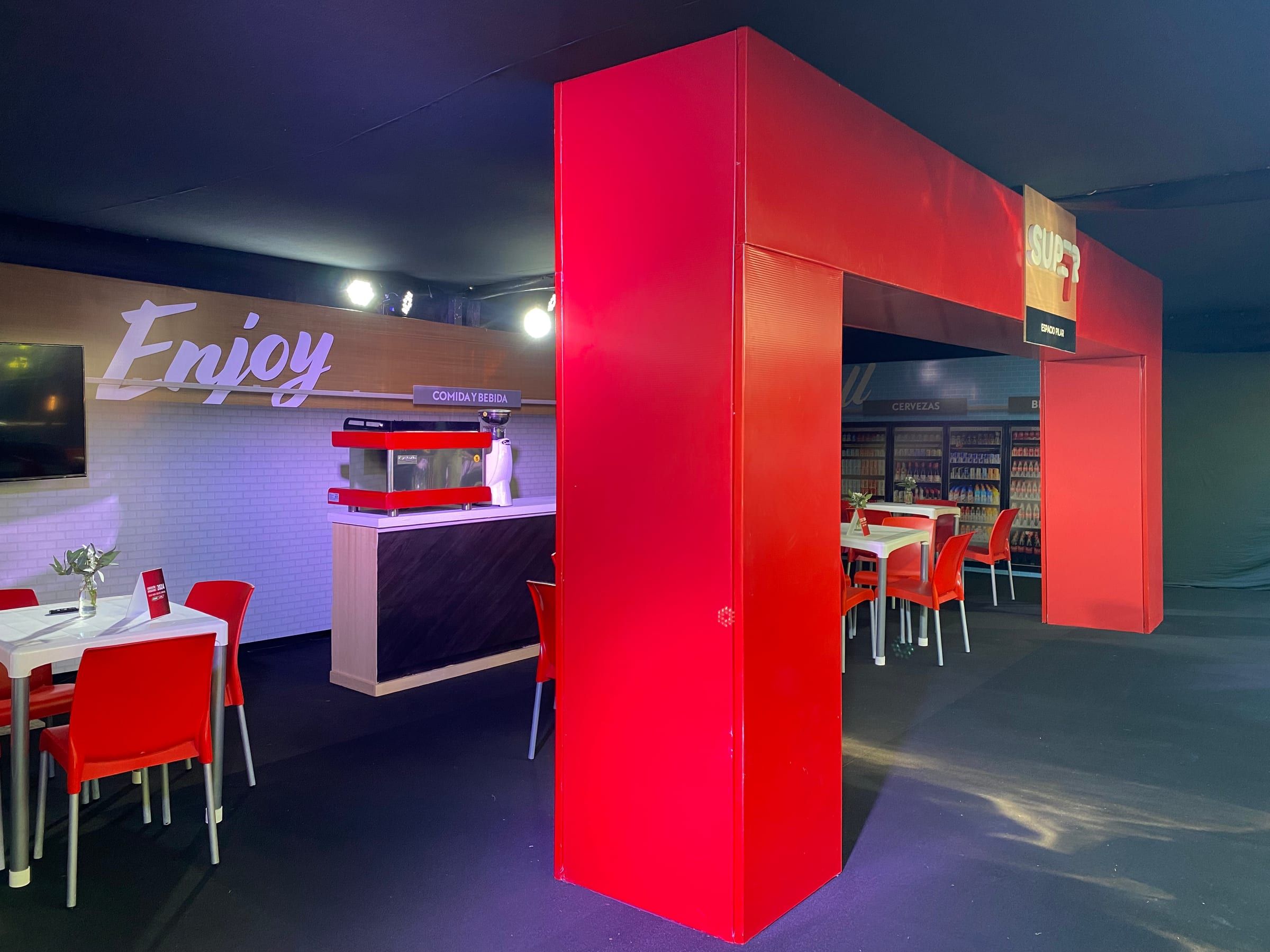 Barra roja de Puma Energy con el mensaje Enjoy en un evento corporativo