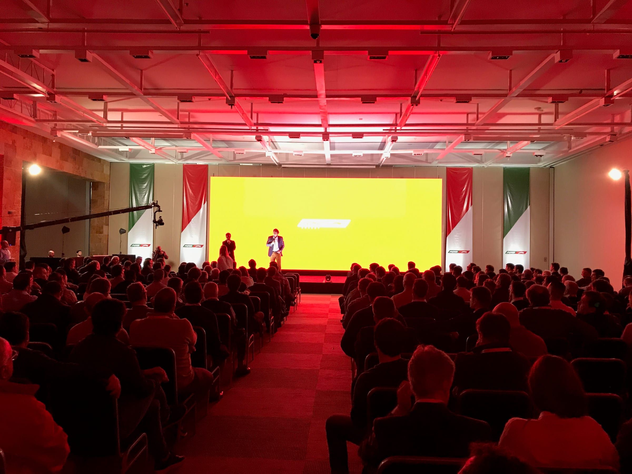 Auditorio de la convención de Puma Energy con la pantalla principal