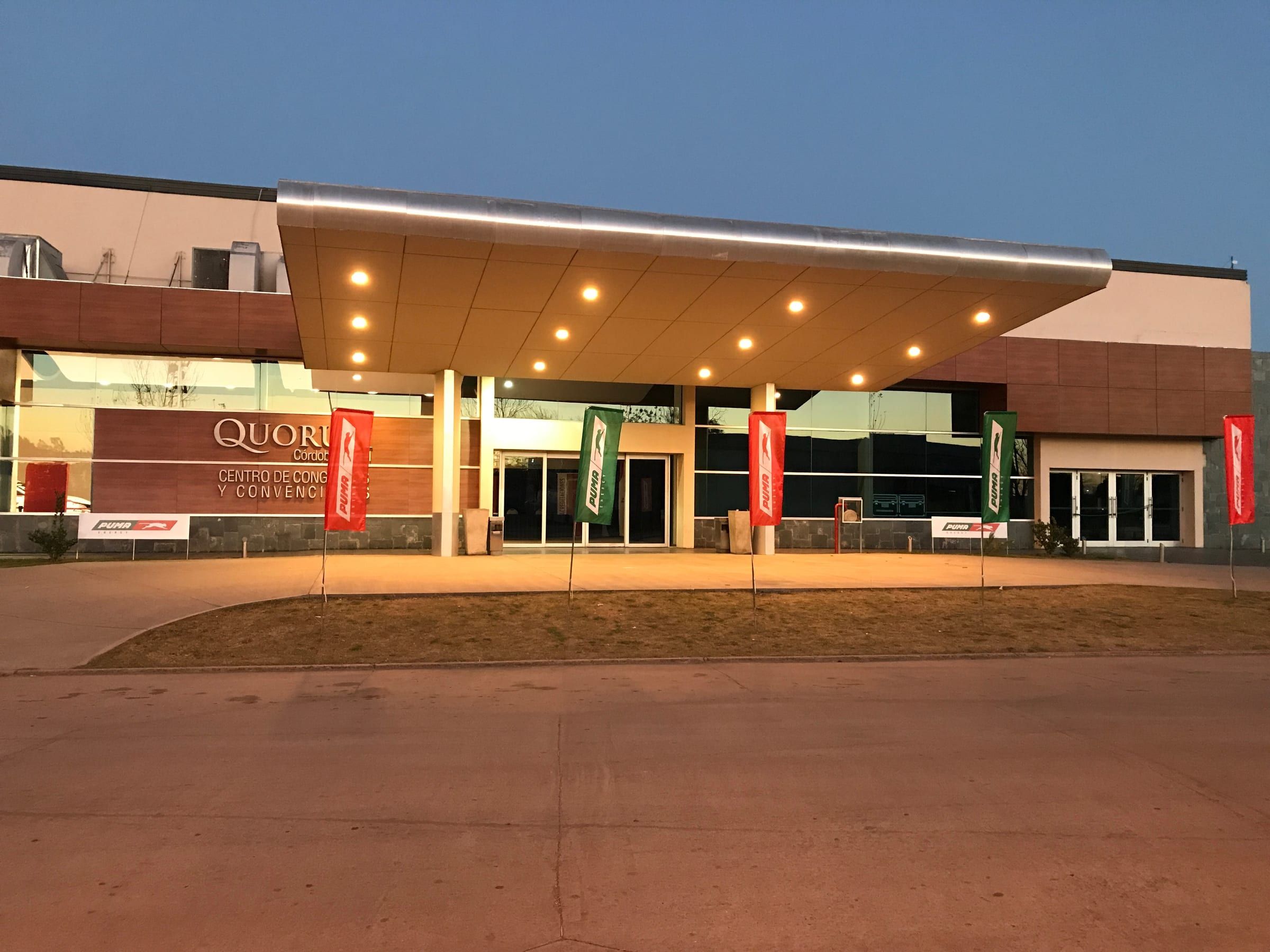Fachada del Quorum Córdoba con la gráfica de Puma Energy al atardecer