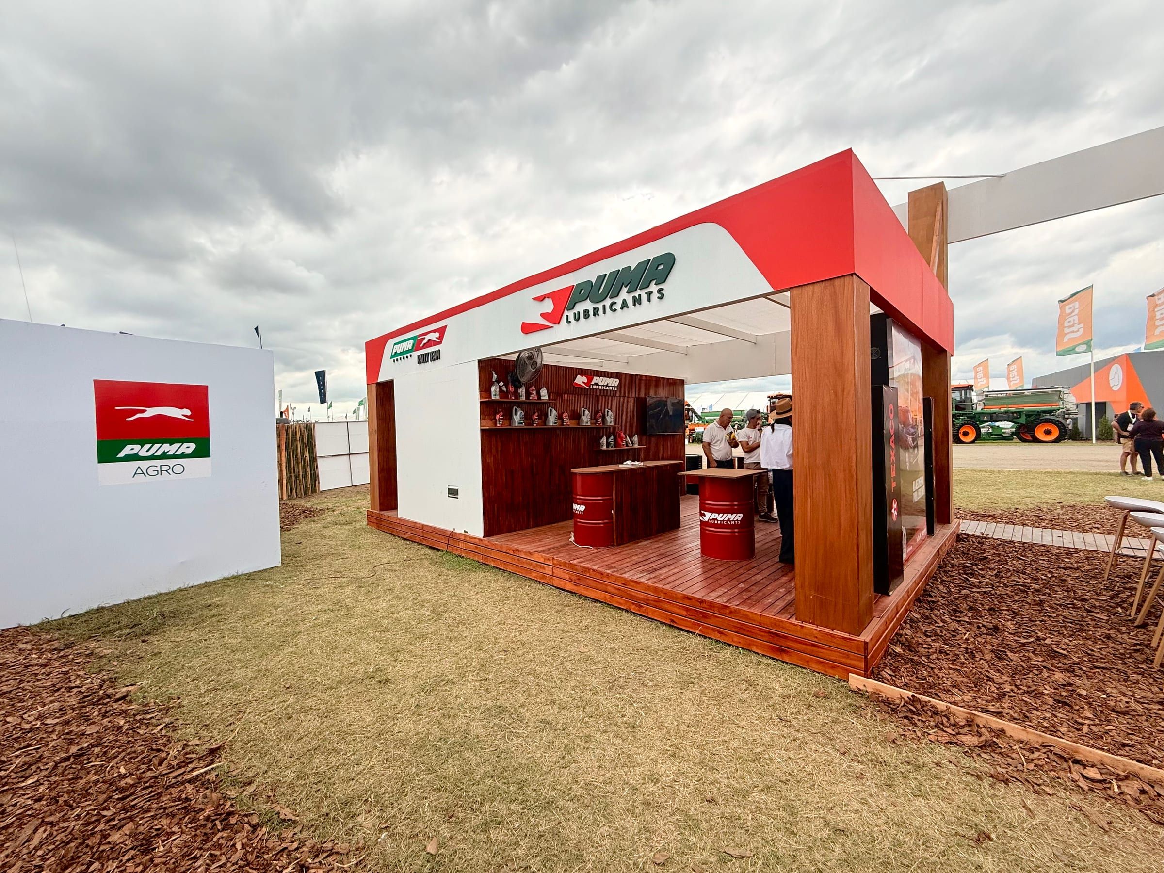 Stand de Puma Energy en Expoagro, con estructura de madera y techo rojo