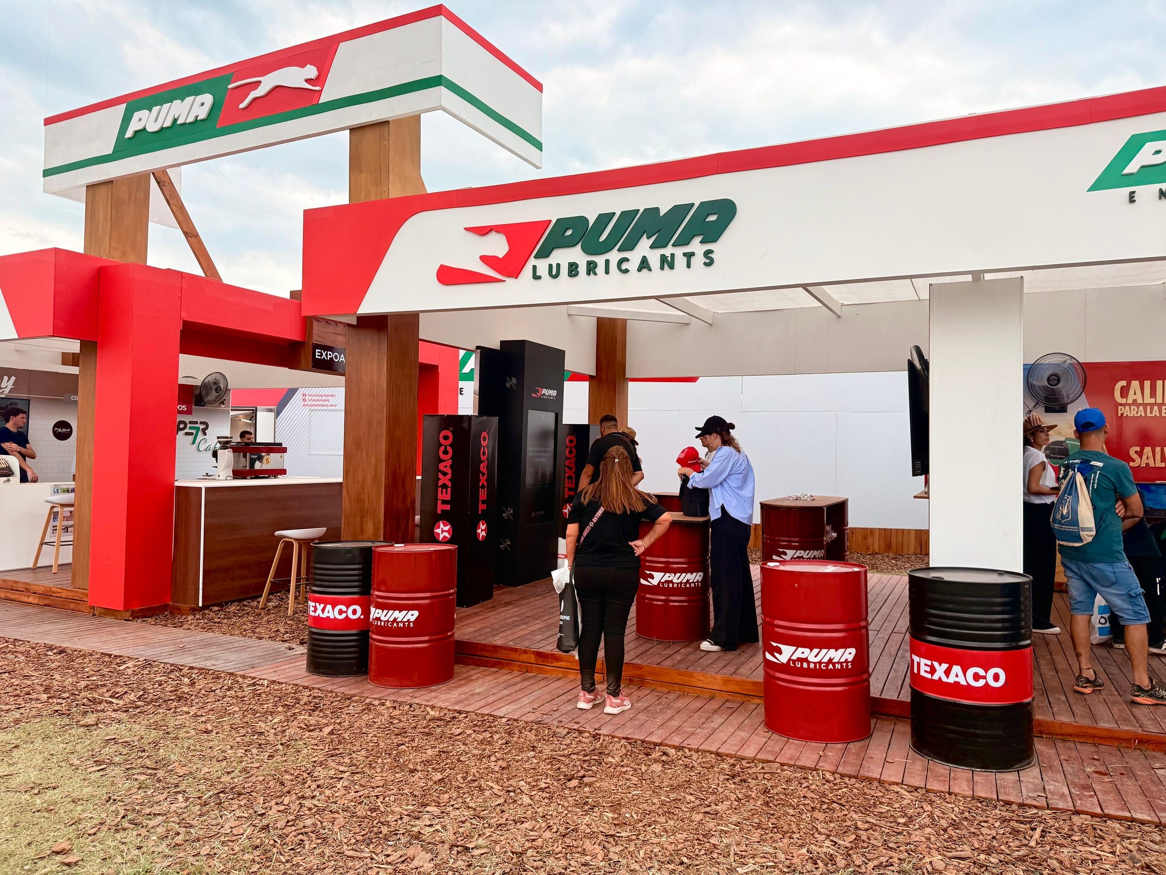 Público recorriendo el stand de Puma Lubricants en Expoagro