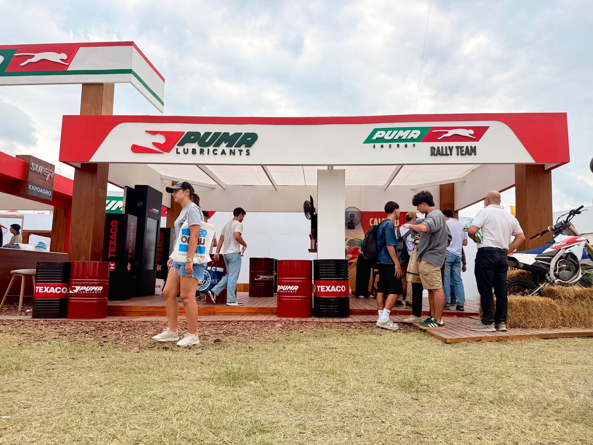 Frente del stand de Puma Energy con el auto del Rally Team