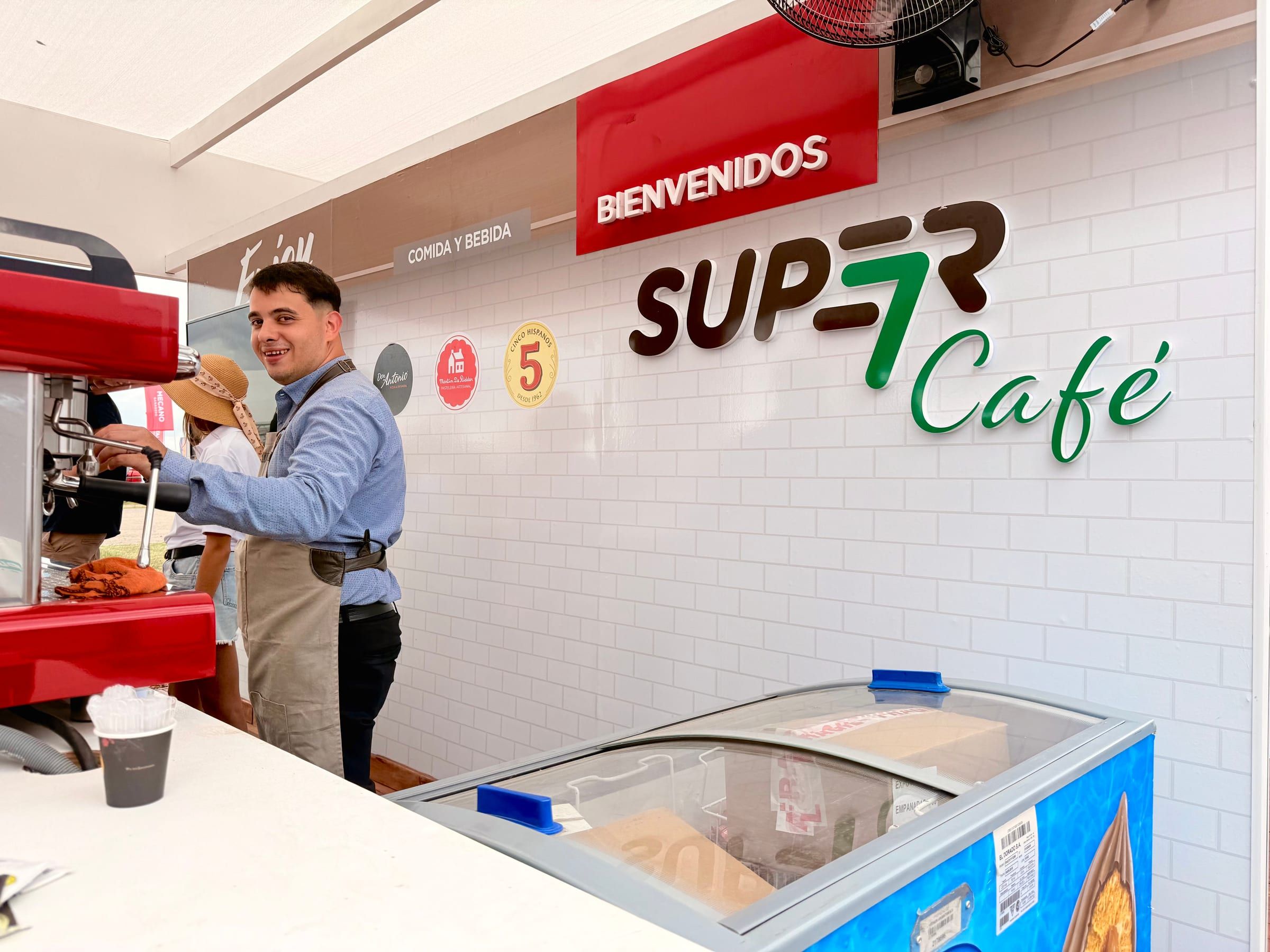 Barista en el Super Café del stand de Puma Energy