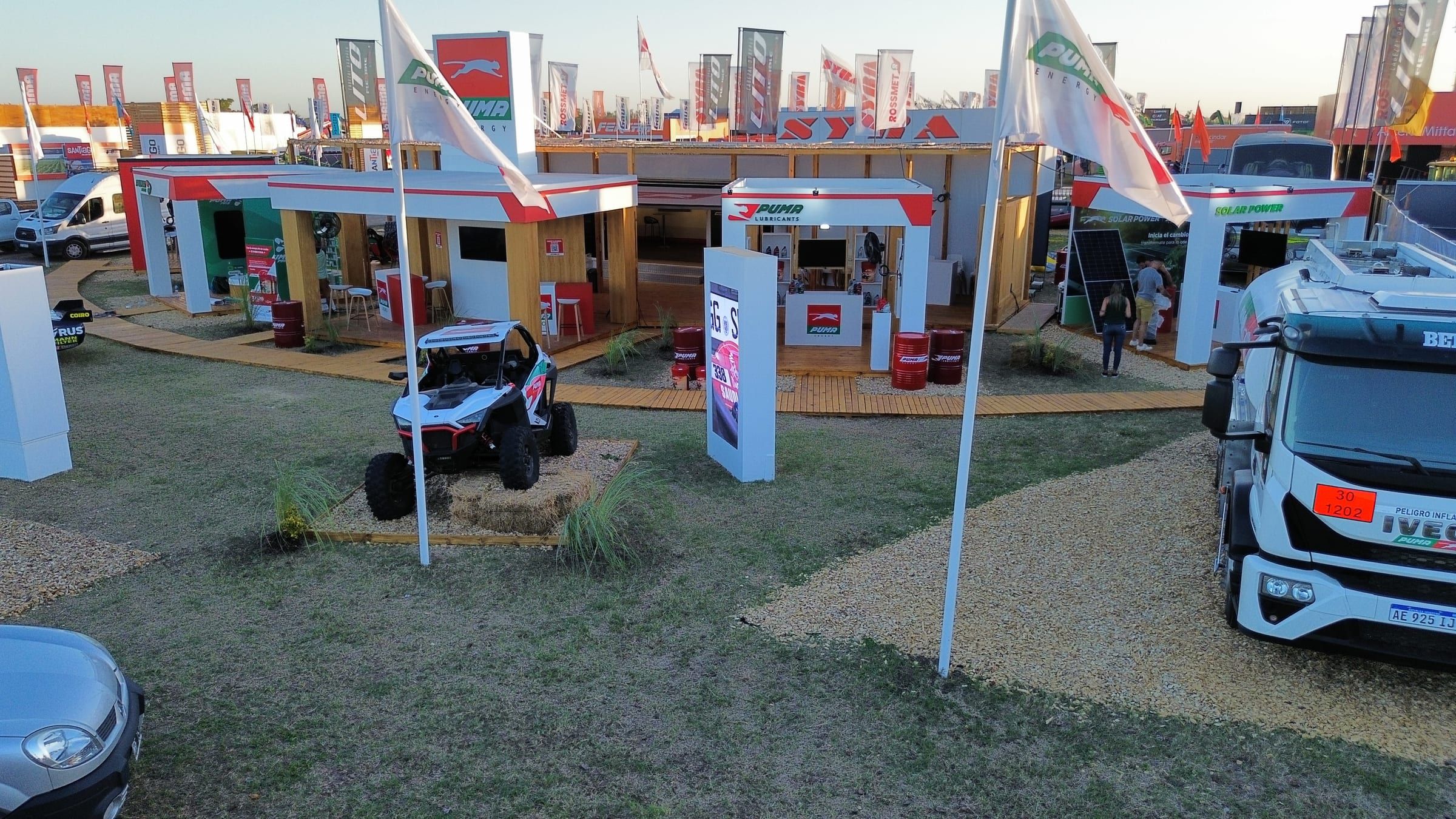 Stand de Puma Energy con camiones y público en el predio
