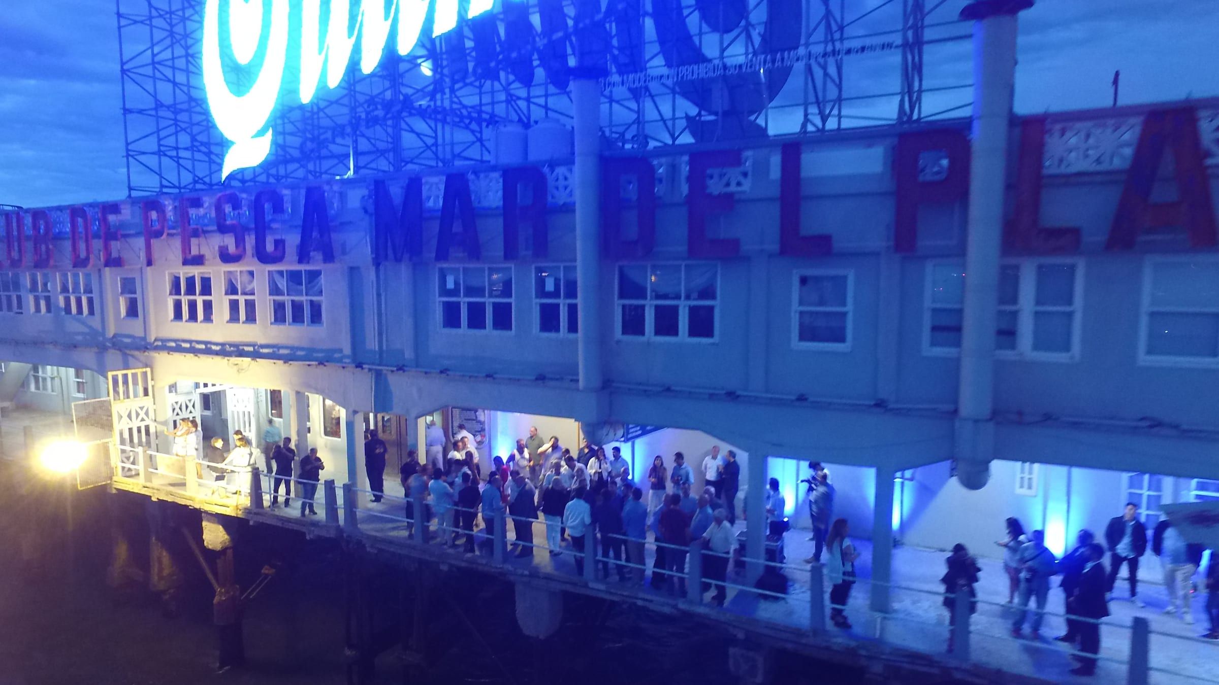Público en la inauguración del cartel bajo las letras de Quilmes