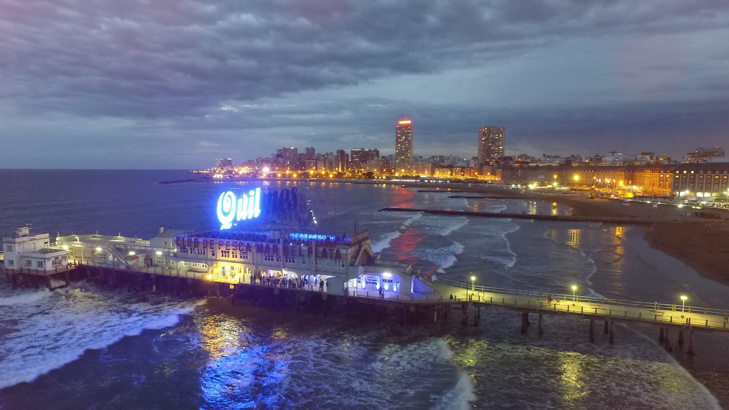 El cartel de Quilmes visto desde la costa de noche