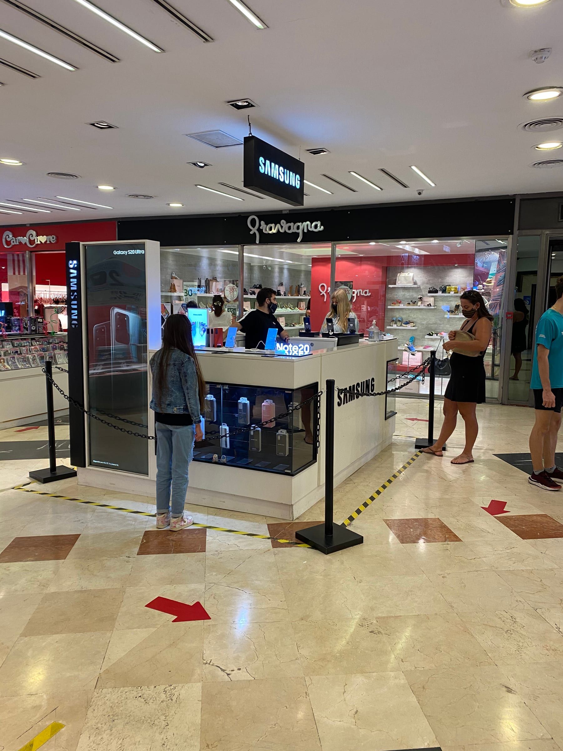 Promotor de Samsung frente a la tienda oficial en el shopping