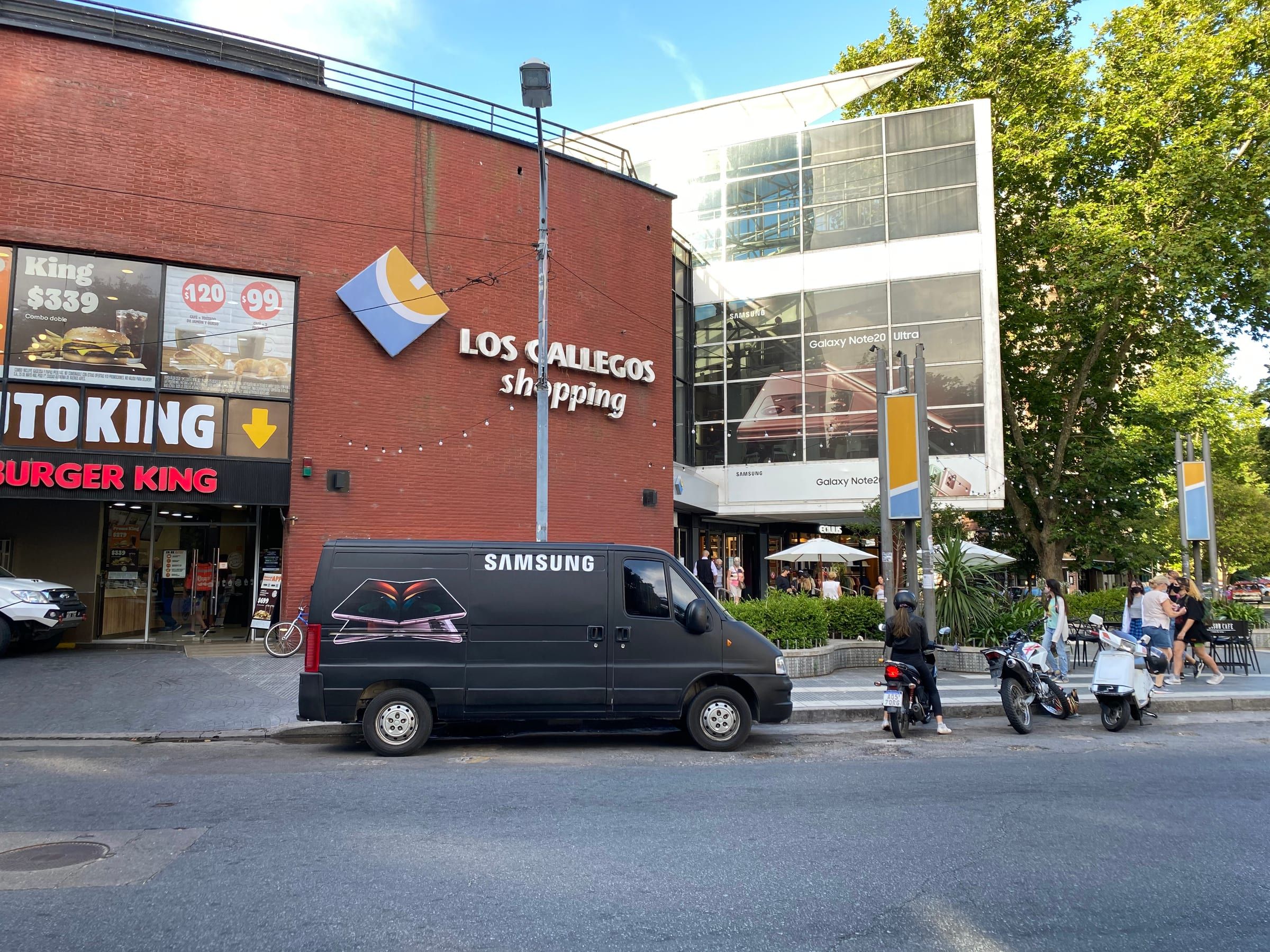 Camioneta ploteada de Samsung frente al shopping Los Gallegos de Mar del Plata