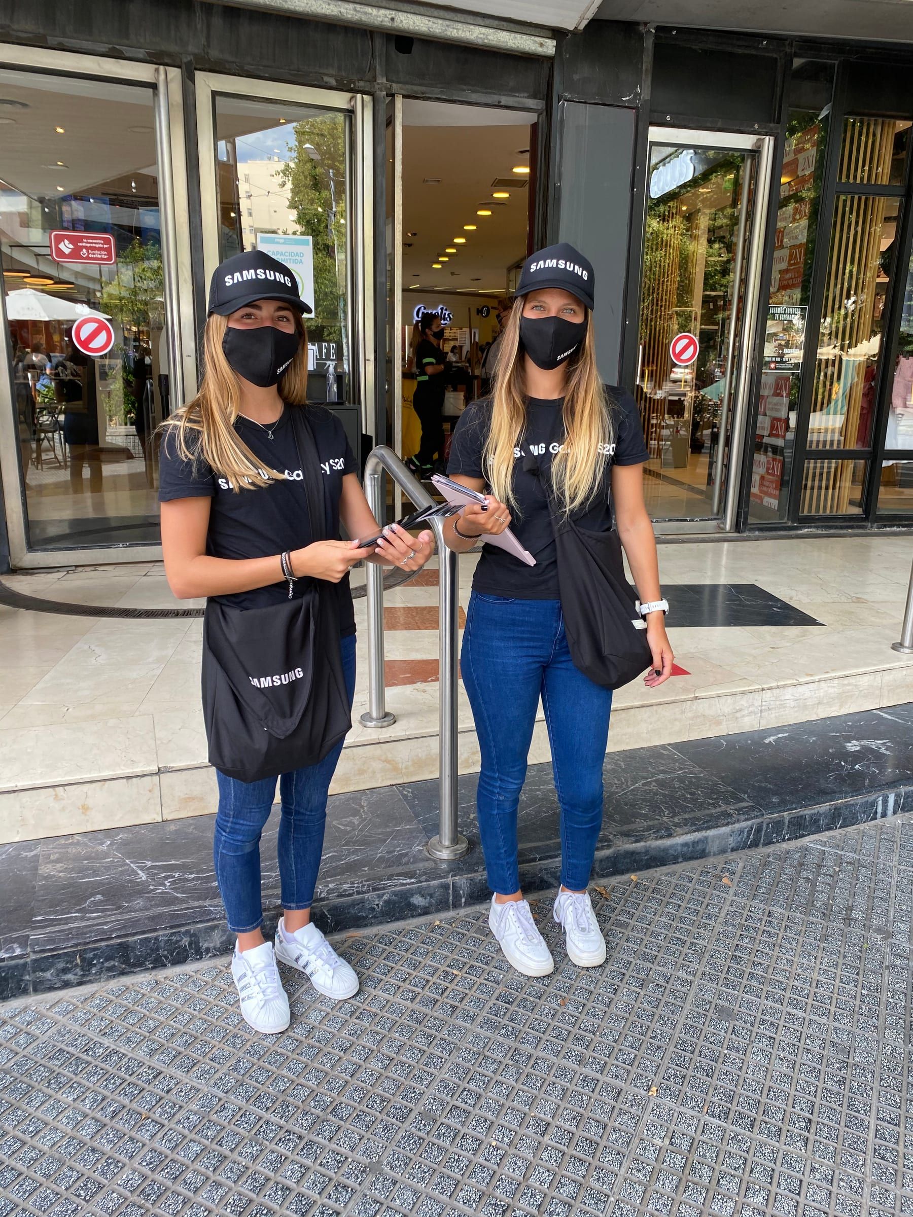 Promotoras de Samsung con tablets en la puerta de la tienda