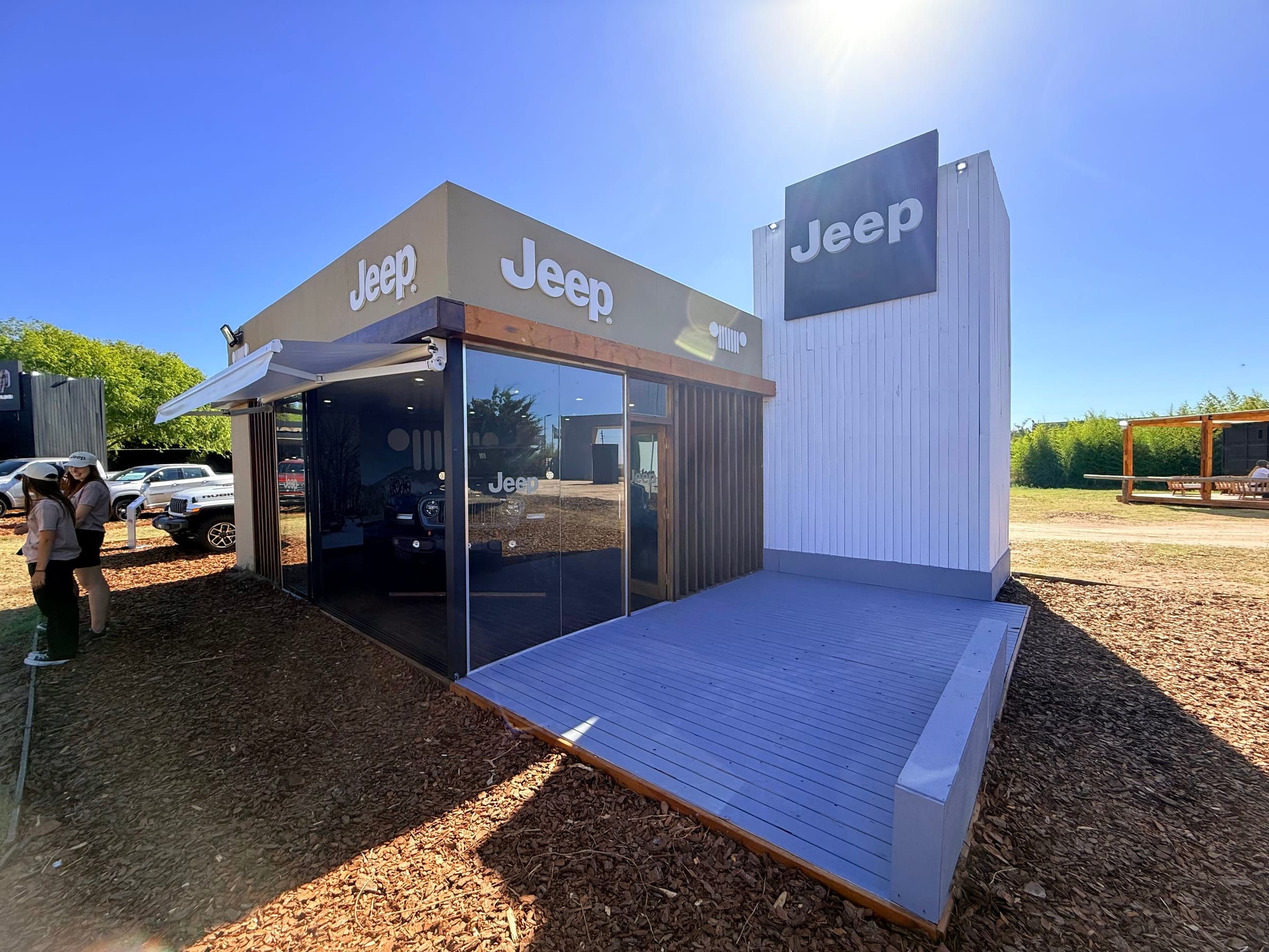 Stand de Jeep con estructura de madera en el Off Road Park de Villa Gesell