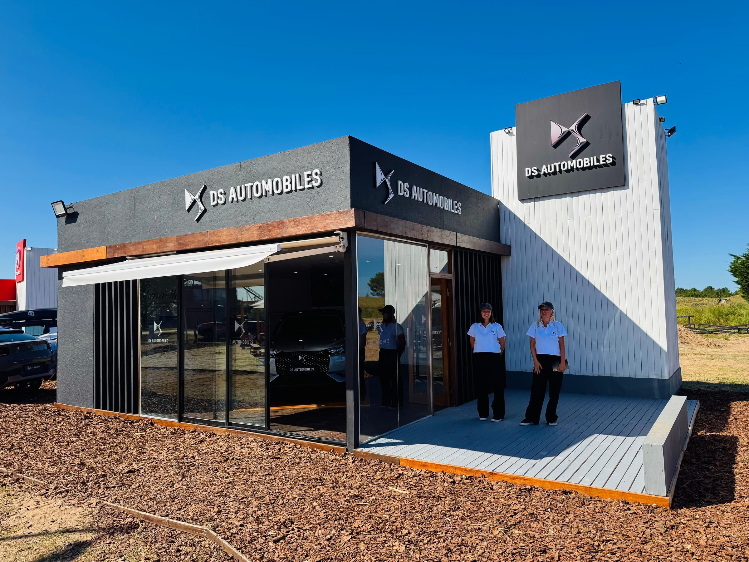 Stand de DS Automobiles con frente vidriado y anfitriones