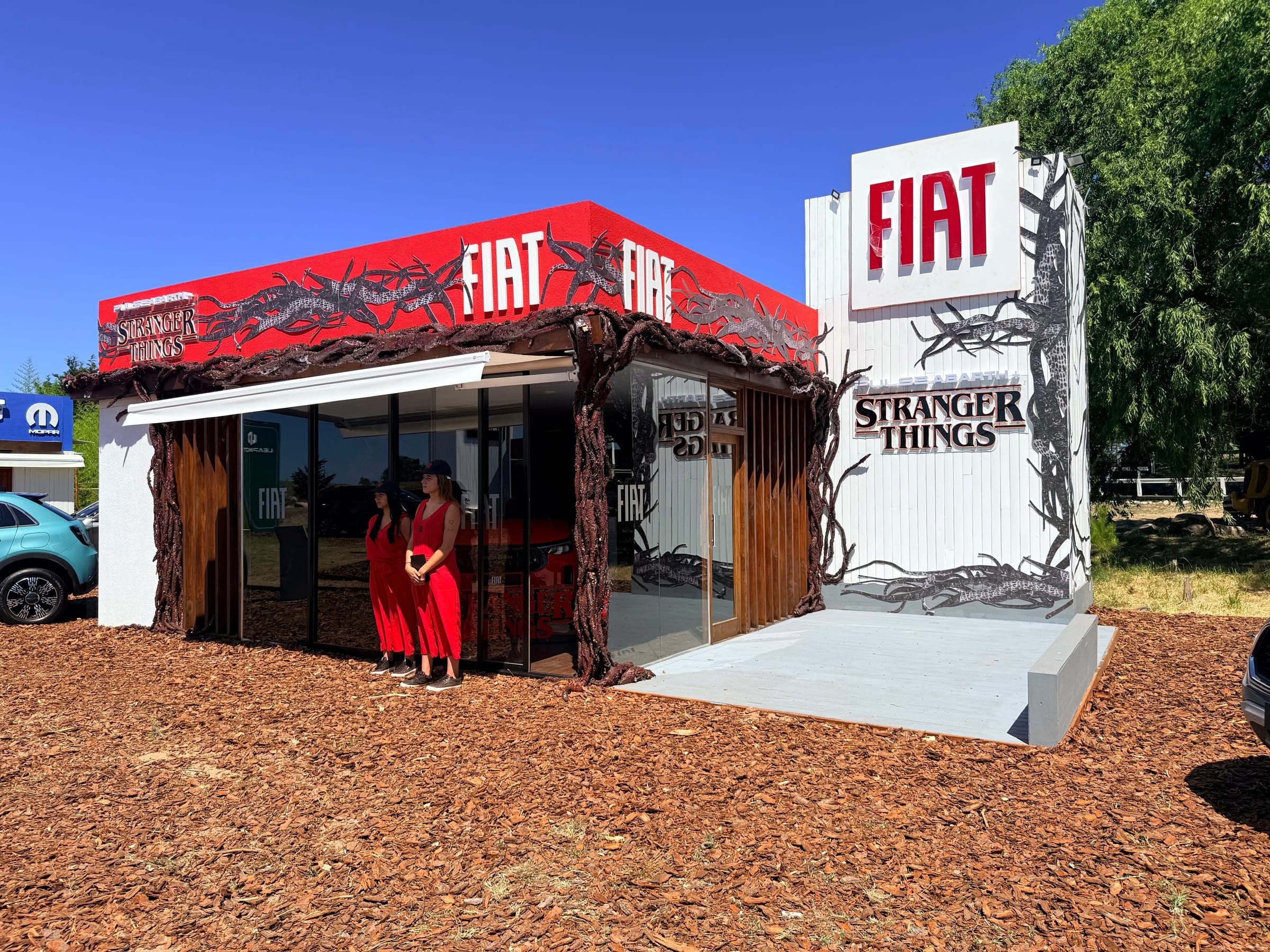 Stand de Fiat con gráfica de Stranger Things