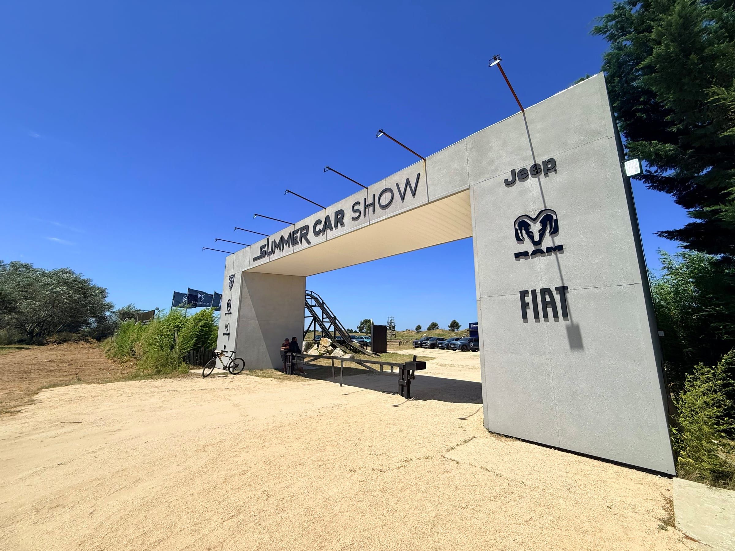 Pórtico de ingreso al Summer Car Show de Stellantis