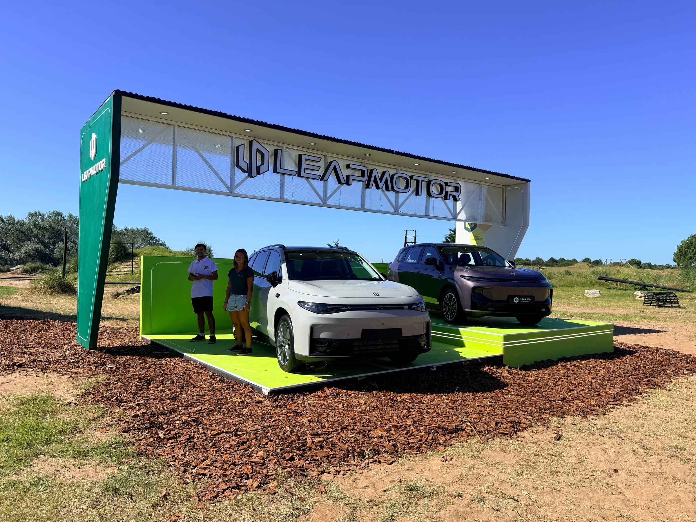 Stand de Leapmotor con los autos eléctricos en exhibición