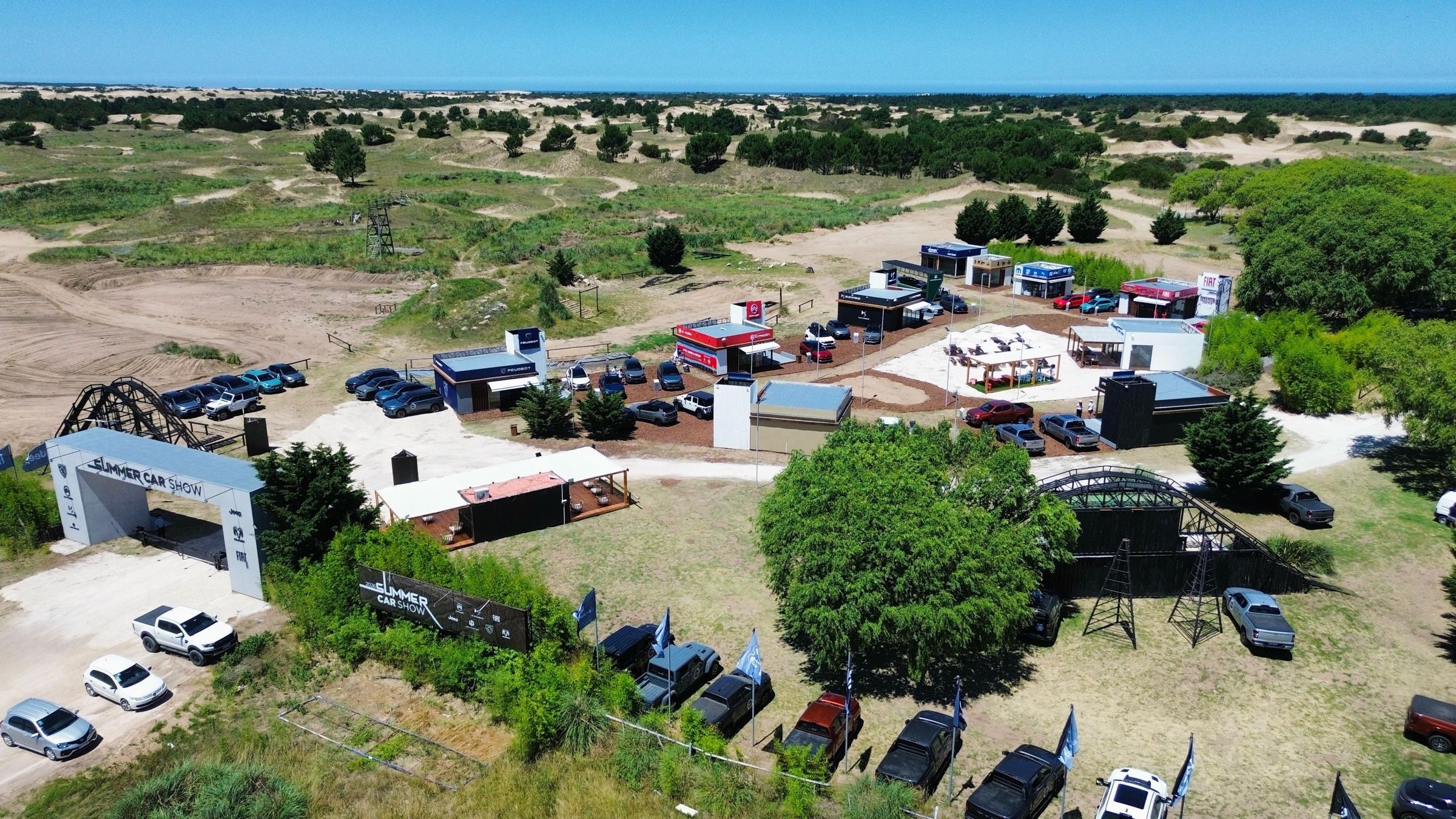 Predio del Off Road Park entre los médanos de Villa Gesell, con los stands de las marcas de Stellantis