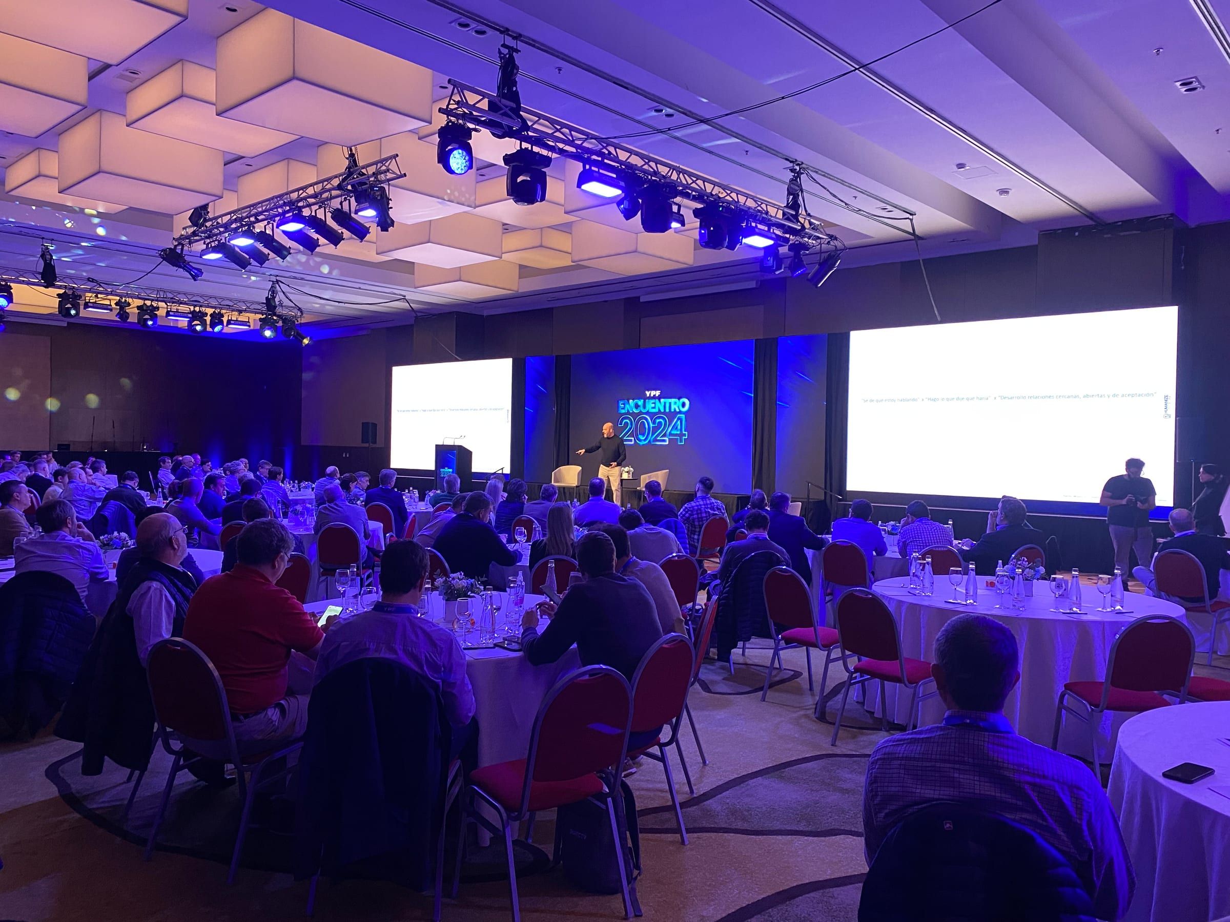 Salón del Encuentro de Líderes de YPF con pantalla gigante