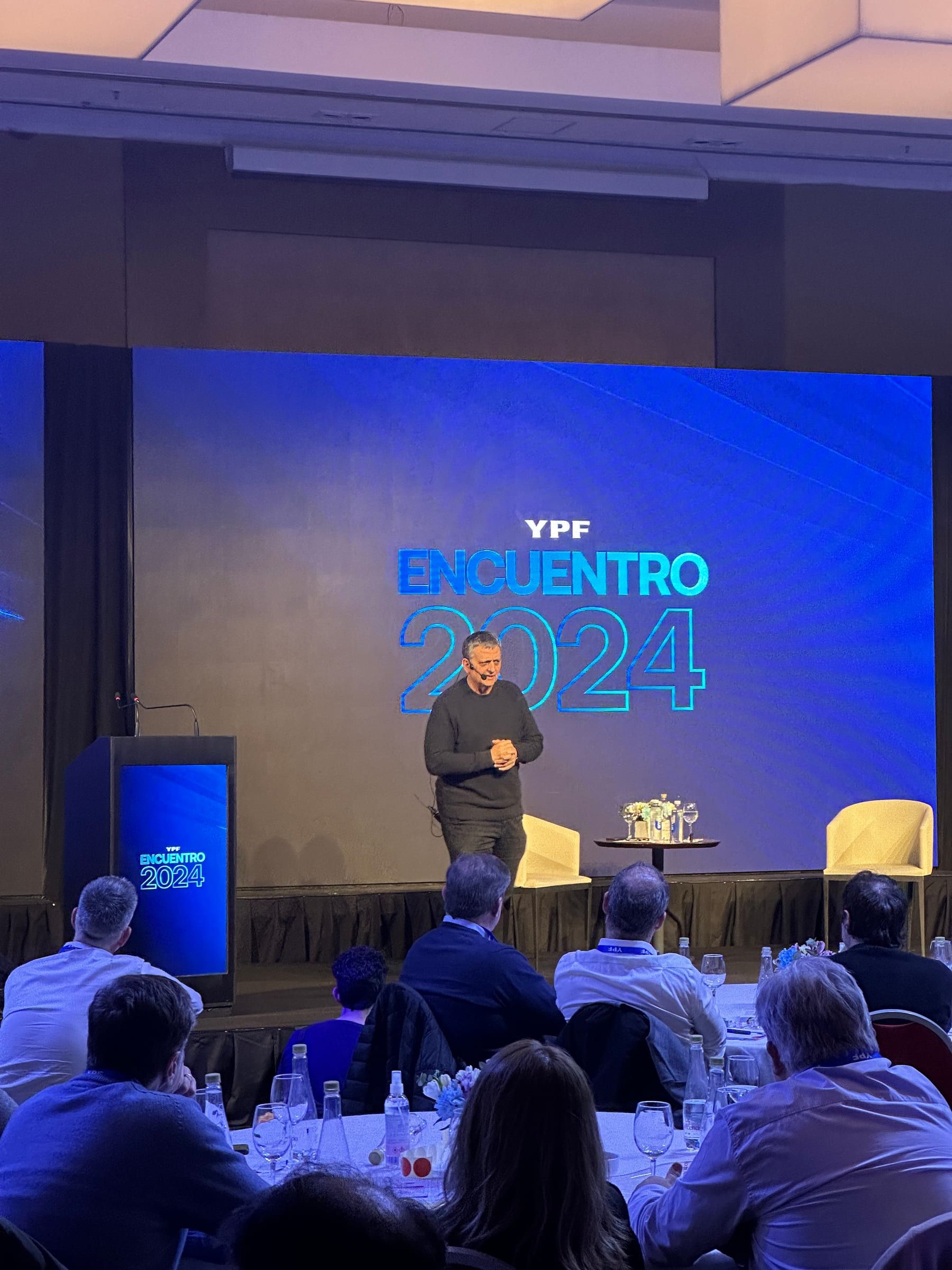Orador en el escenario del YPF Encuentro 2024, con la pantalla de fondo