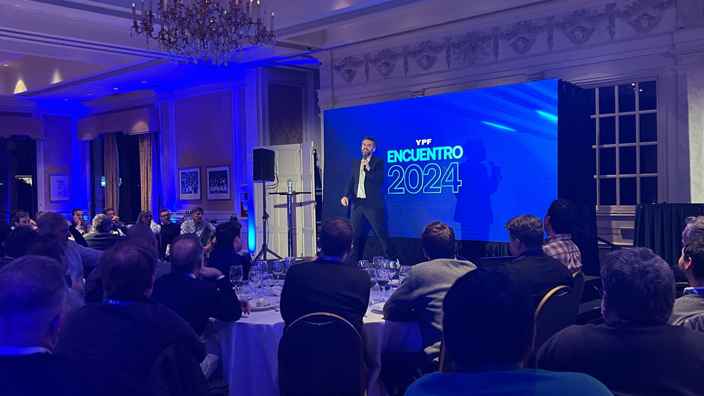 Presentación en el escenario del Encuentro de YPF con el público sentado