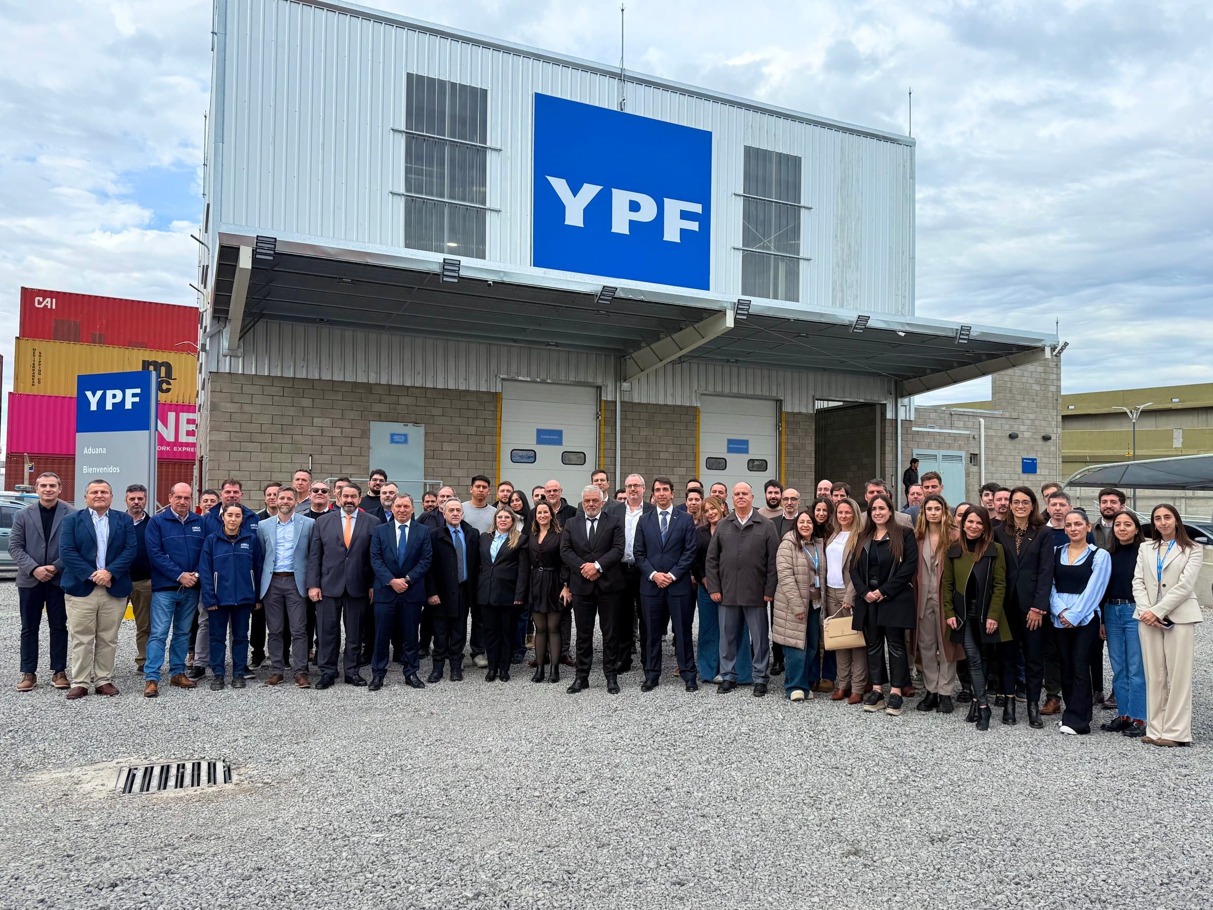 Foto grupal del equipo en la inauguración de la Aduana YPF