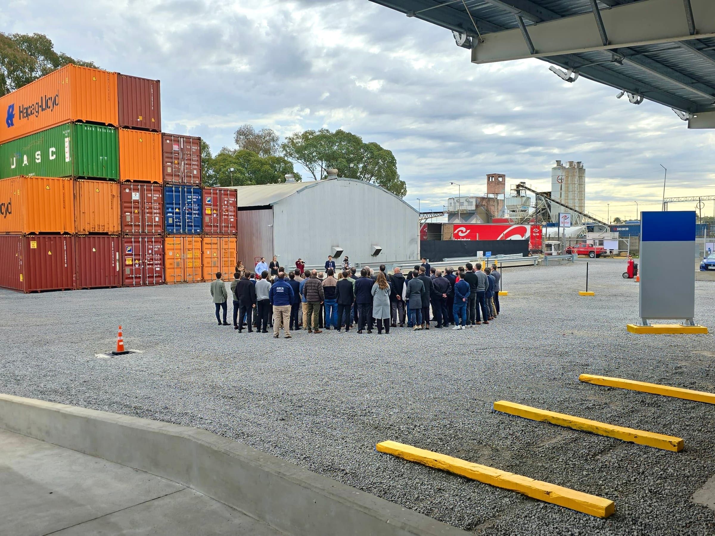 Grupo de YPF frente a los containers en el predio de la aduana
