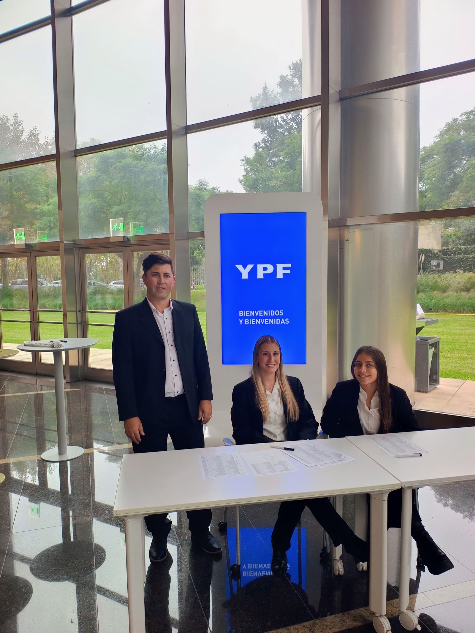 Equipo de recepción de Perfil en la acreditación de un evento de YPF